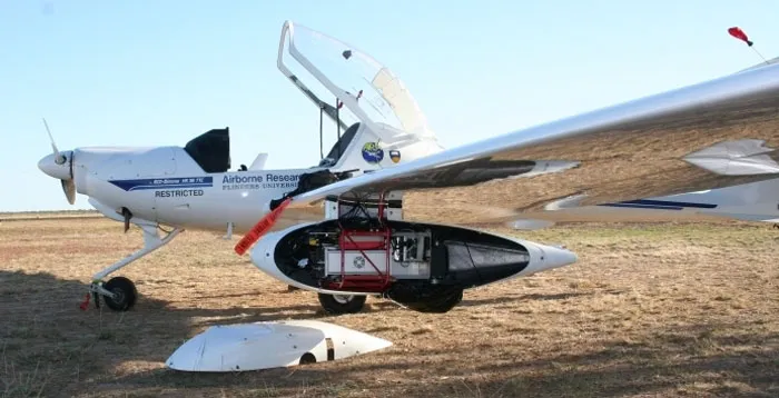 Самолет с установленным комплексом лазерного сканирования местности. фото